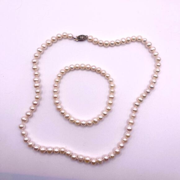 Vintage Pearl Necklace & Bracelet Set with Sterling Silver Clasp - Picture 5 of 6